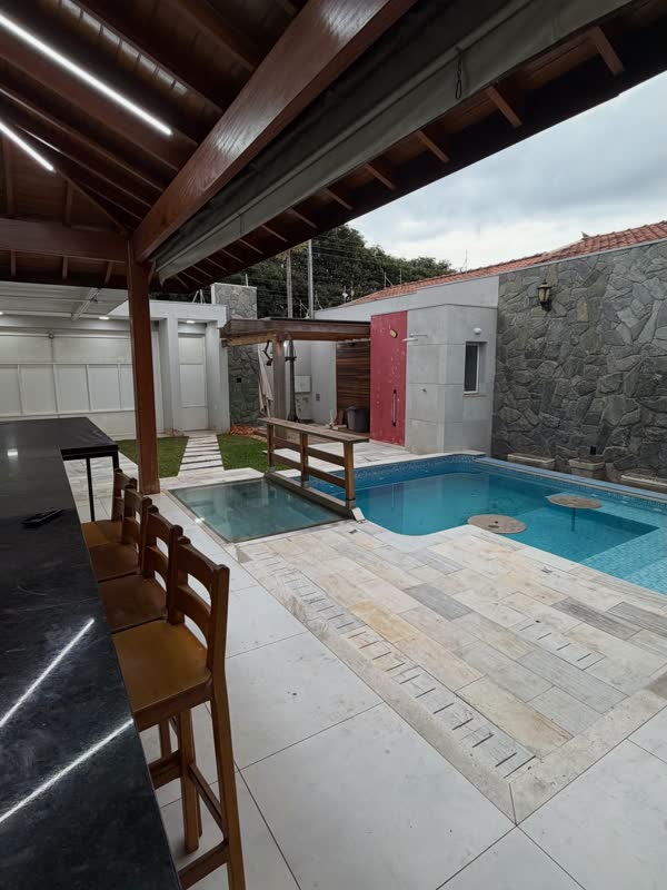 Jardim com caminho de pedras até a piscina