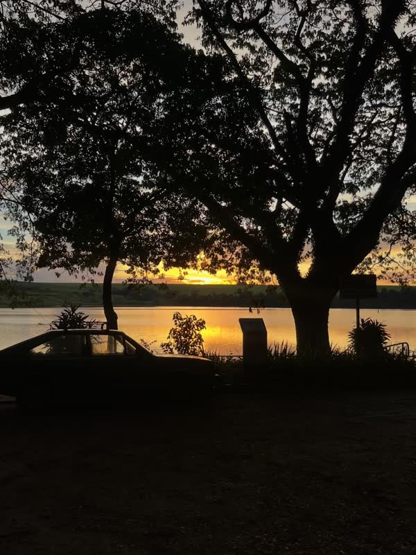 Pôr do sol às margens do rio