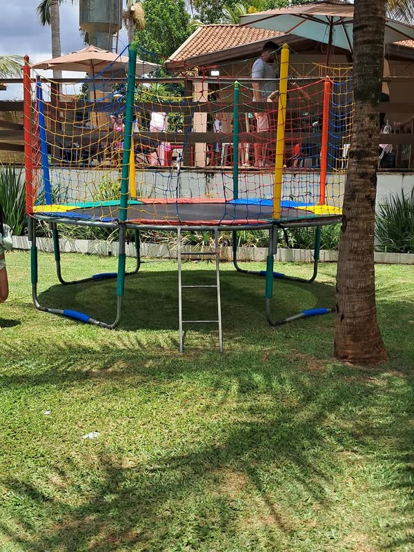 Cama elástica no gramado